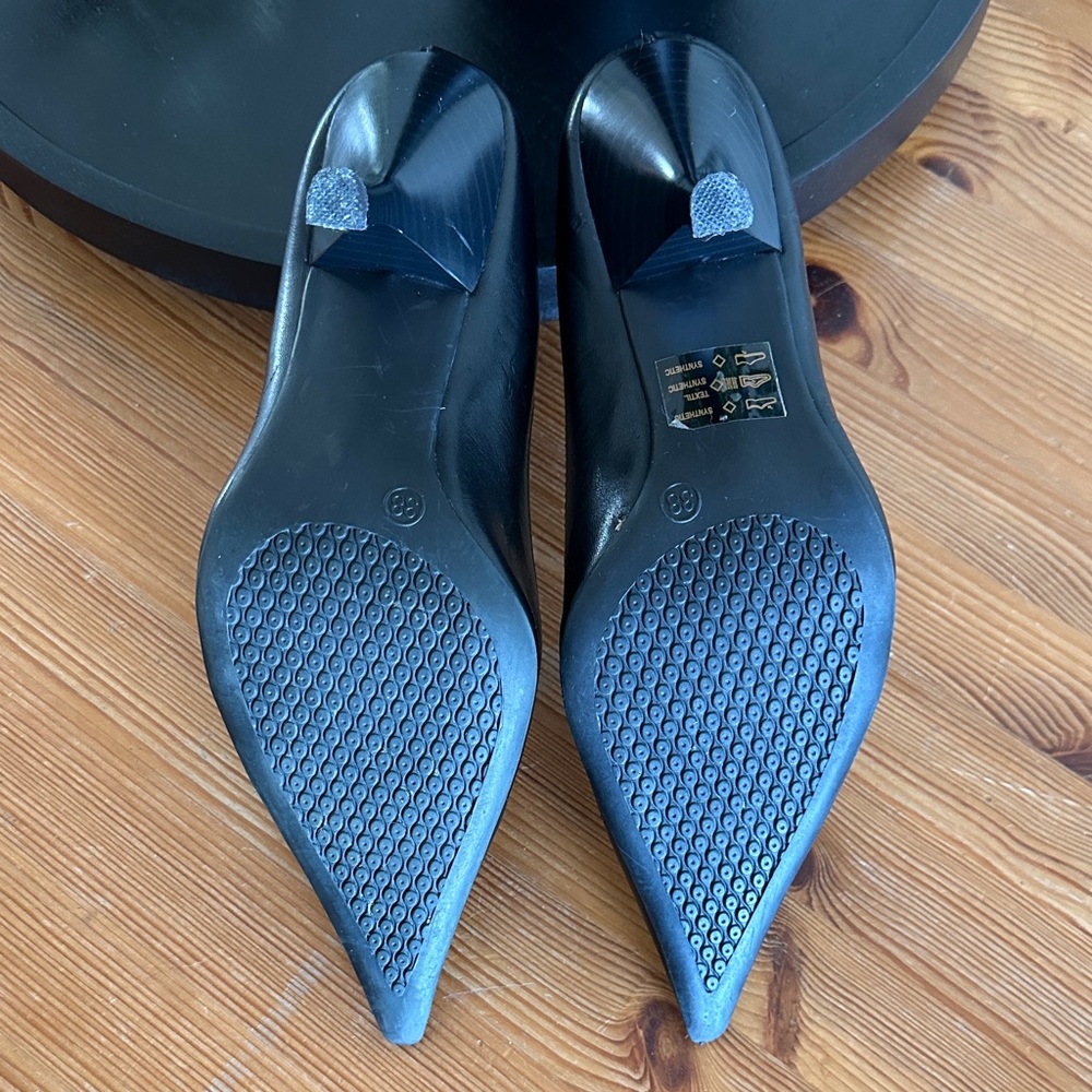 Women's Black Pointed-Toe Pumps - Picture 3 of 6